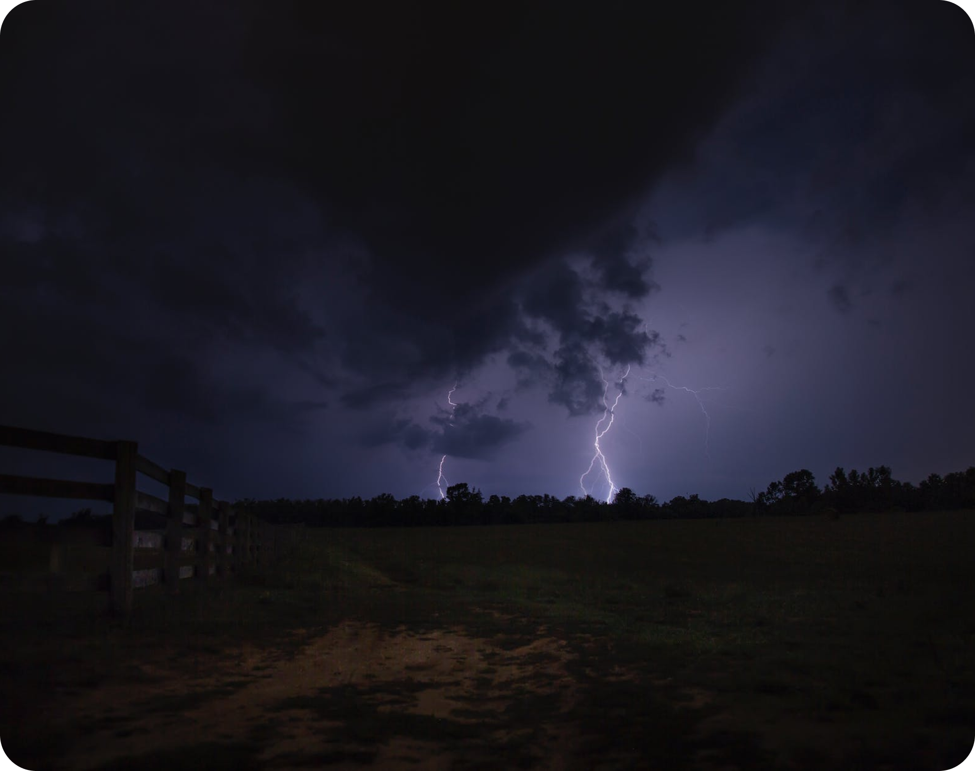 Résiste aux intempéries (orages, grêle, etc.)
